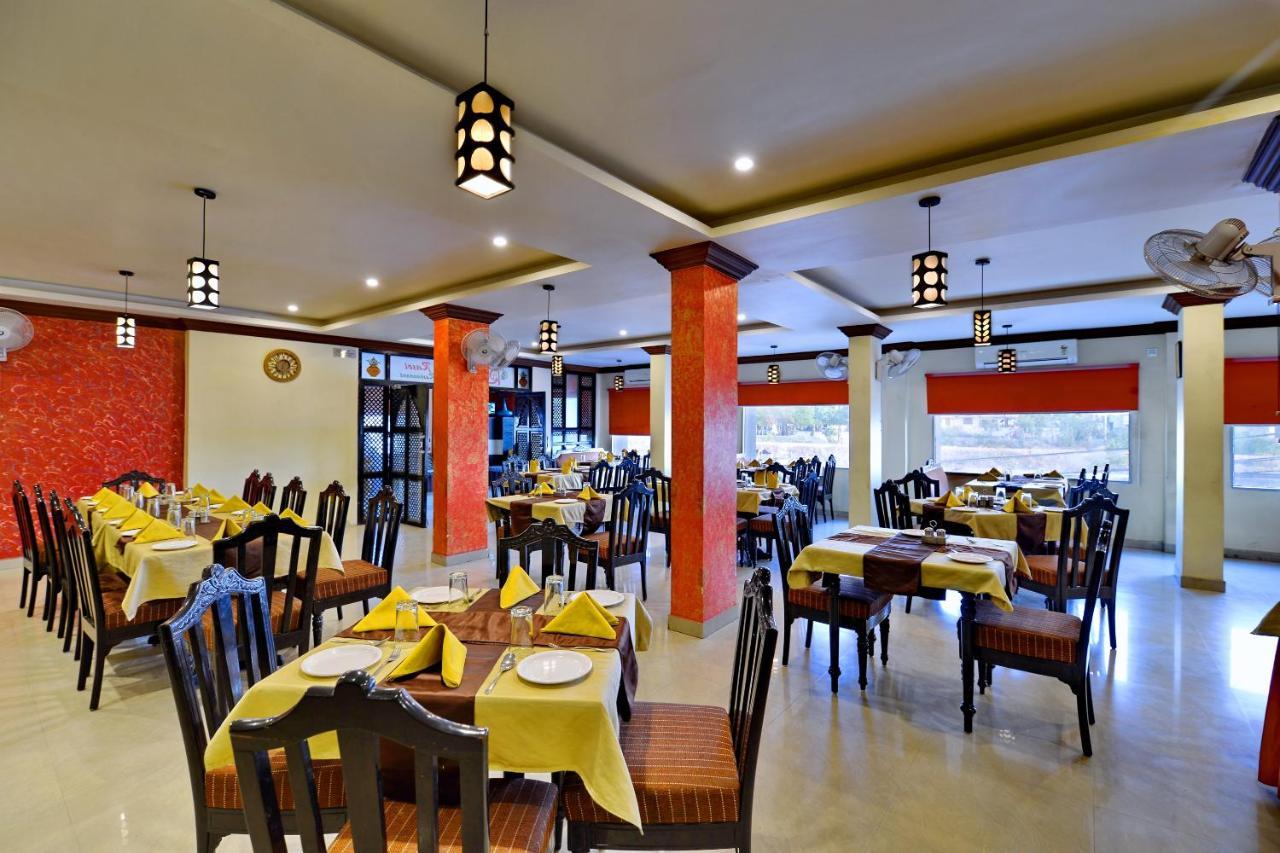 Oyo 6541 Hotel Relax Inn Ουνταϊπούρ Εξωτερικό φωτογραφία